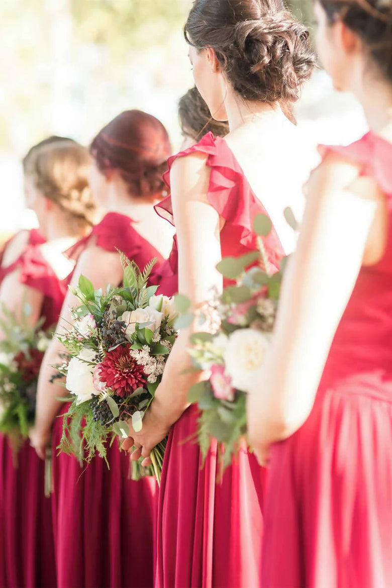 Vestido largo de dama de honor de gasa con tirantes fruncidos y escote en V hasta el suelo
